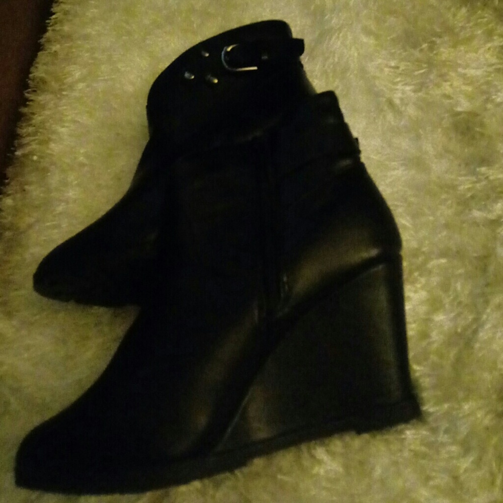 Boots - Picture 3 of 4